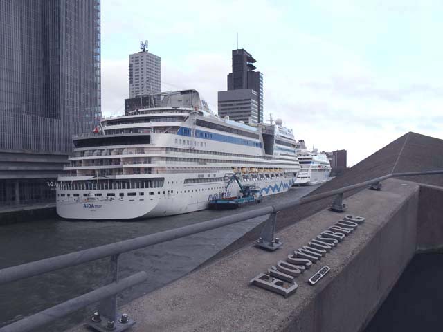 Cruiseschip ms AIDAcara van Aida Cruises aan de Cruise Terminal Rotterdam